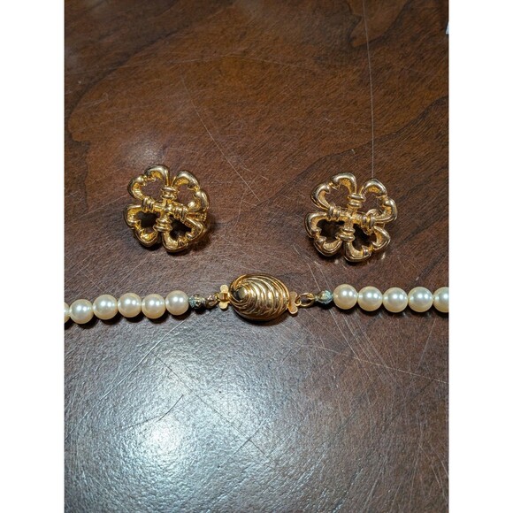 VTG Sarah Coventry Faux Pearl Necklace and Clover Earrings Gold Tone Jewelry Set - Picture 2 of 4